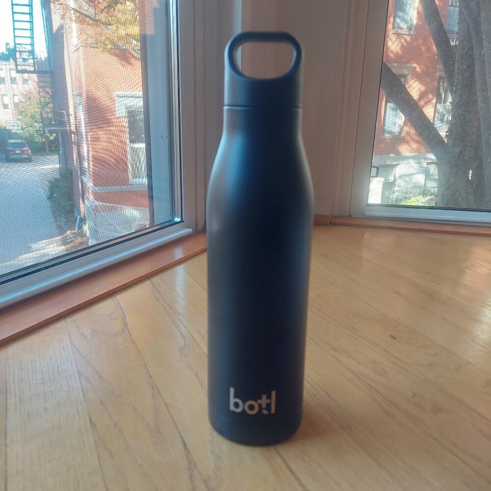 Great gift! Botl+ insulated metal water bottle with detachable charger at base